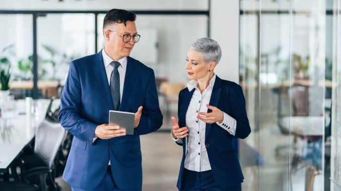 web_size_crop_JPG-corp-business-partners-in-discussion
